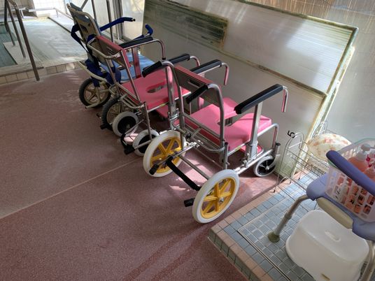 車椅子のある浴室