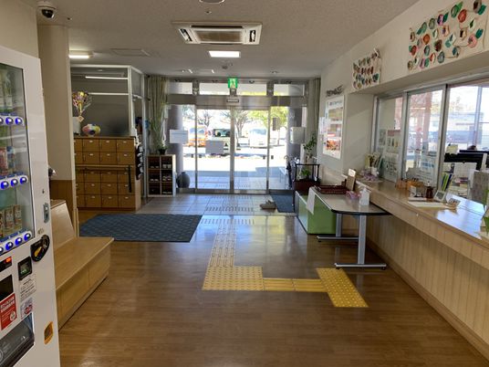 開放的なエントランス