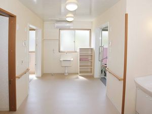 明るい洗面台のある廊下  