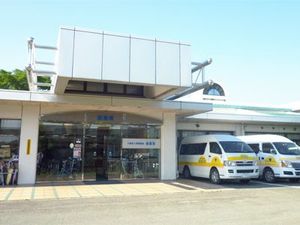 送迎車が並ぶ正面玄関  
