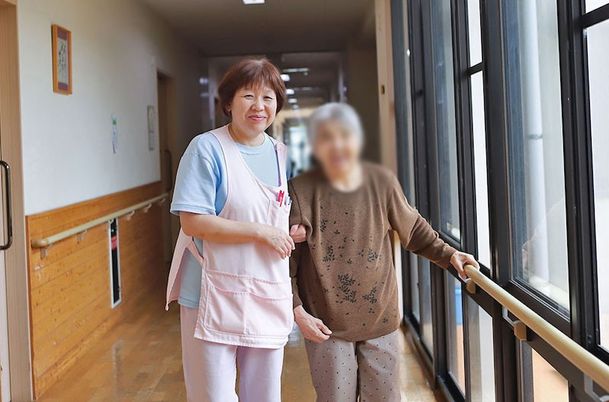 長い廊下と手すり付き通路