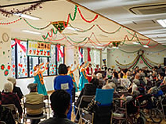 イベント会場の風景 多目的室 明るく装飾された広々とした空間で、イベントを楽しむ人々が集まっています。楽しいひとときを過ごせます。