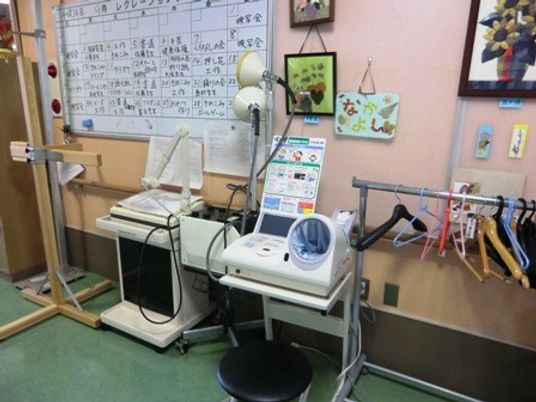 機能訓練機器のある室内  