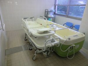 機能浴槽のある浴室  