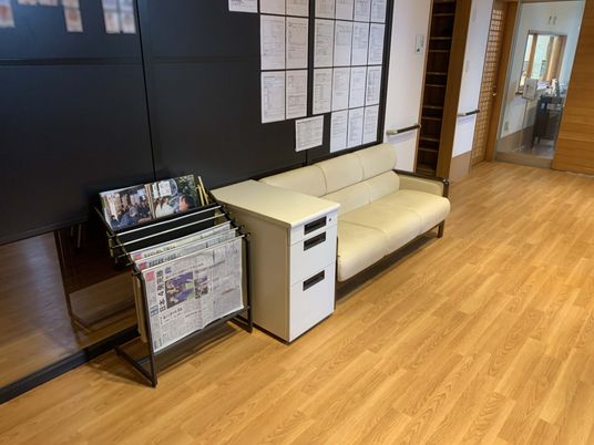 書類とソファのフロント  