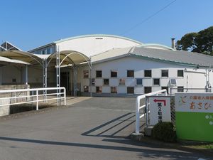明るい外観の建物  