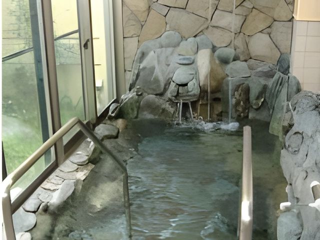 石造りの浴場 浴室 大きな窓から自然光が差し込み、石の壁が落ち着く雰囲気を演出する浴場です。リラックスできる空間で癒しのひと時を過ごせます。