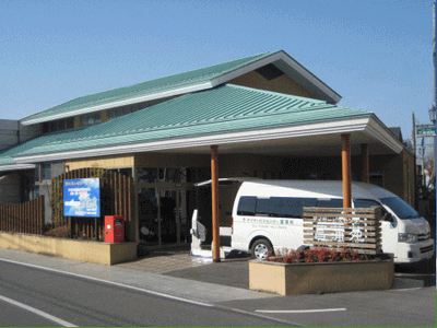 車付きの建物外観