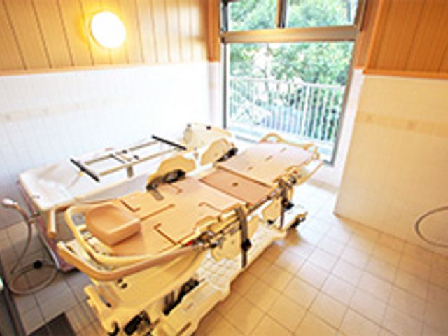 設備の整った浴室 浴室 自然光が差し込む明るい空間で、介助がしやすい設備が整っています。リラックスできる入浴が可能です。