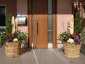 正面玄関の外観  