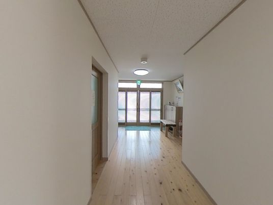 清潔感のある施設の廊下