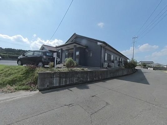 落ち着いた外観の施設