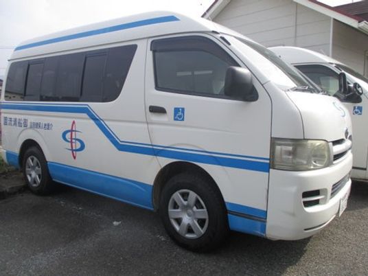 送迎車が停まる外観  