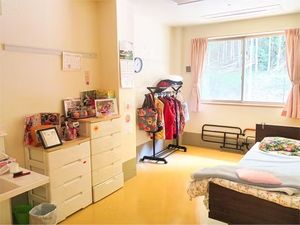 明るい居室のベッド周り  