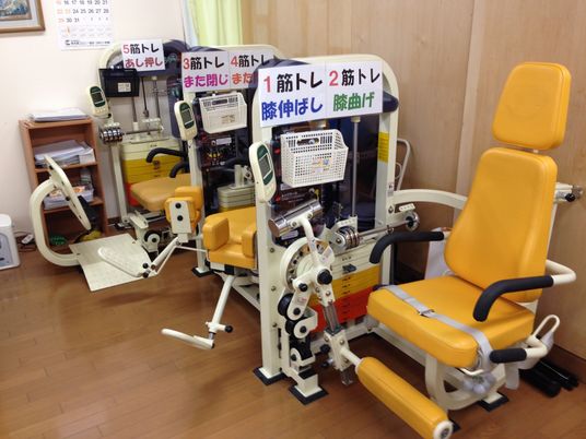 訓練器具が並ぶ部屋