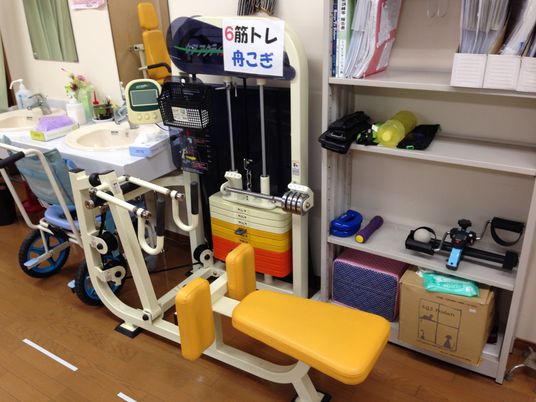 筋トレ器具を備えた部屋