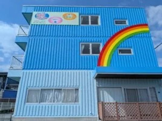 虹が描かれた建物外観  