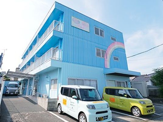 青い外観の建物  