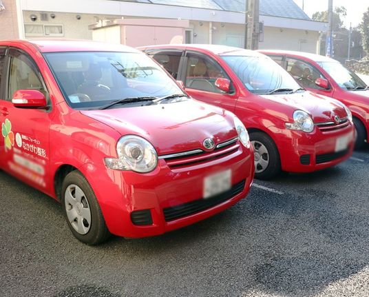 明るい赤い車の外観