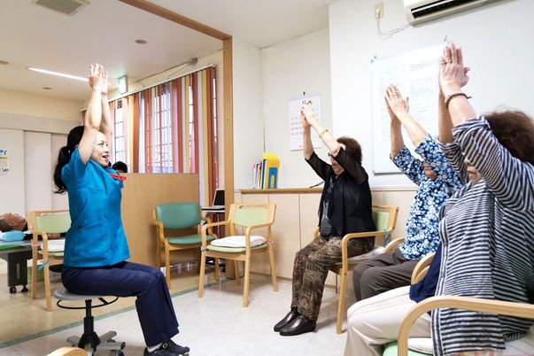 体操する利用者たちの様子