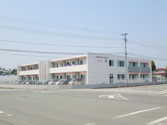 明るい外観の建物  