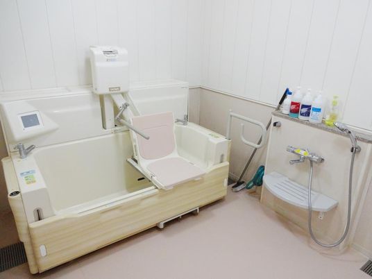 機能訓練用浴槽の浴室  