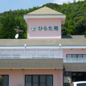 緑に囲まれた建物の外観