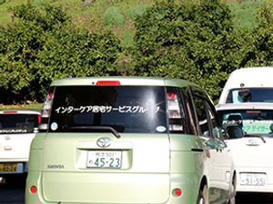 送迎車が並ぶ外観  