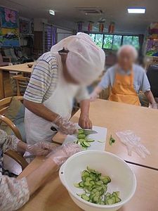 野菜を切る活動中の様子
