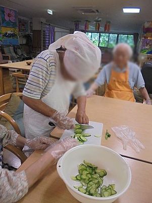 野菜を切る活動中の様子