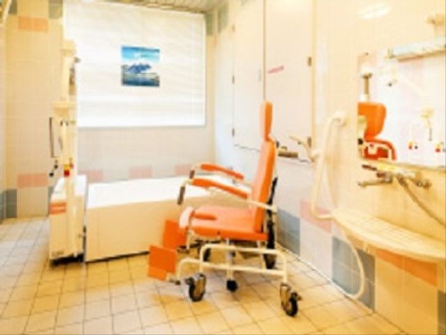バリアフリーの明るい浴室 浴室 床から天井まで清潔感のあふれる浴室は、身体の不自由な方でも安心してご使用いただける設計です。専用の浴槽とシャワーチェアが快適なバスタイムを支えます。