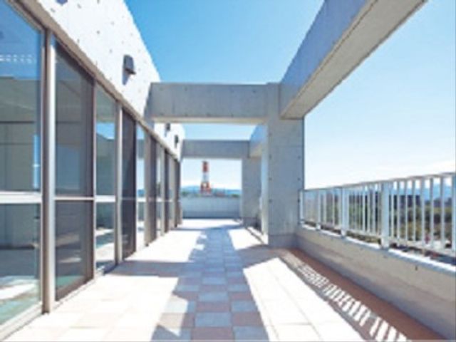 明るい屋外通路 エクステリア 開放感のあふれる屋外テラスで、海を望みながら潮風を感じることができます。利用者さまのリラックスしたひとときに最適なスペースです。