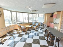 共有スペースの明るい居間