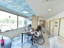 明るい廊下と人々