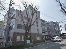 都市に佇む施設の外観