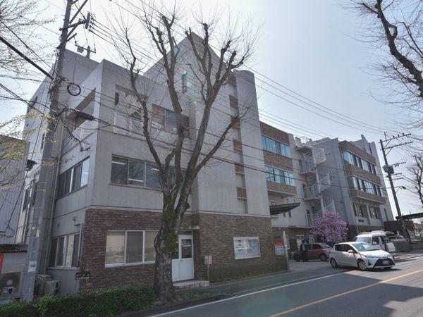 都市に佇む施設の外観