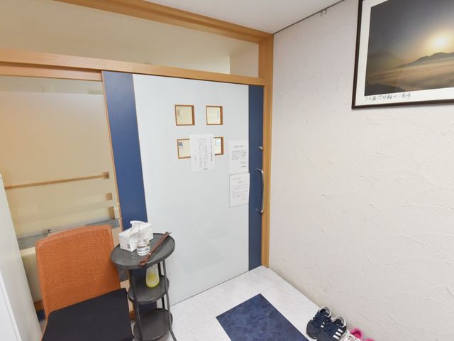 エントランスと掲示物 ドア 明るく清潔感のある入口スペースです。掲示物は情報共有に便利で、来訪者の方々を心地良く迎えます。