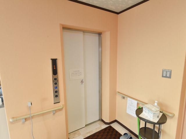 清潔なエレベーターホール エレベーター 手すりが設置された安全な移動空間です。スムーズな移動をサポートする機能が整っておりますので、ご安心ください。