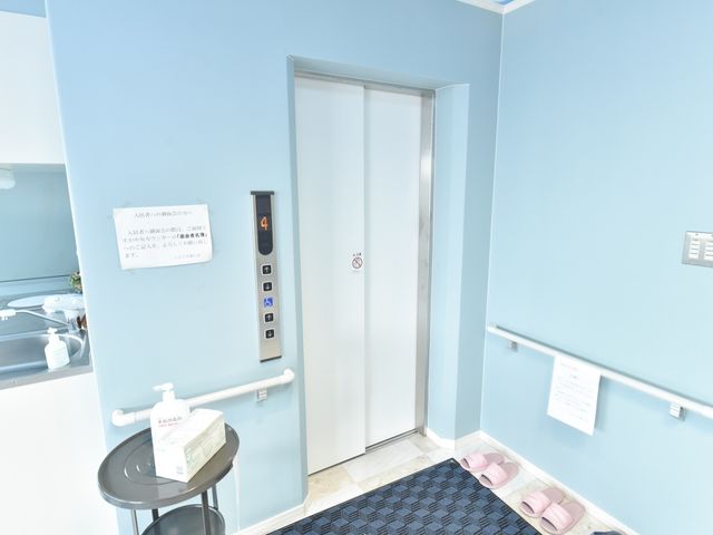 明るいエレベーター周辺 エレベーター 手指消毒剤を設置した清潔で快適なエレベーター周辺。移動の際にも安心してご利用いただけます。