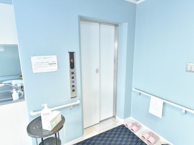 明るいエレベーター周辺
