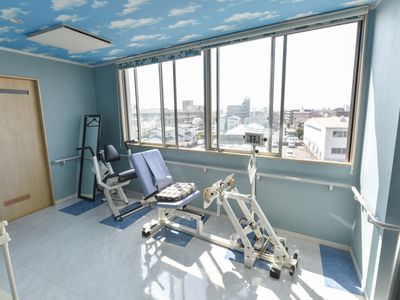 機能訓練室と窓外の景色
