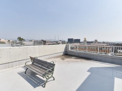 明るい屋上のベンチ