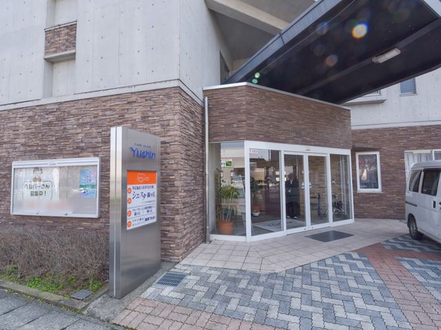 施設正面エントランス 外観 明るく清潔感のあるエントランスが迎えてくれます。誘導もしやすく、バリアフリー設計になっております。
