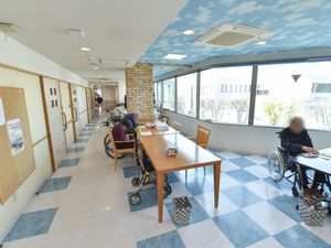 明るい廊下の日常風景