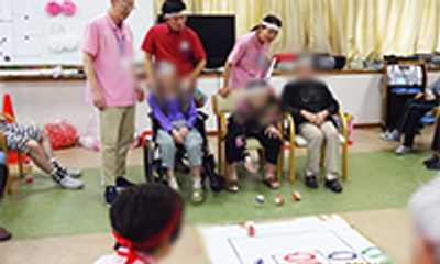 楽しむ人々の様子