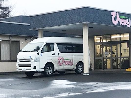 送迎車と入口の外観  