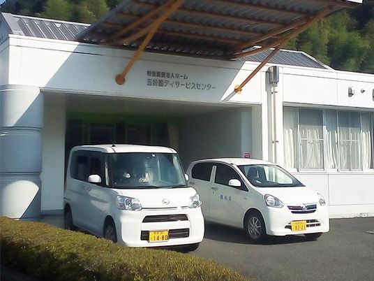 車が並ぶ施設の外観  