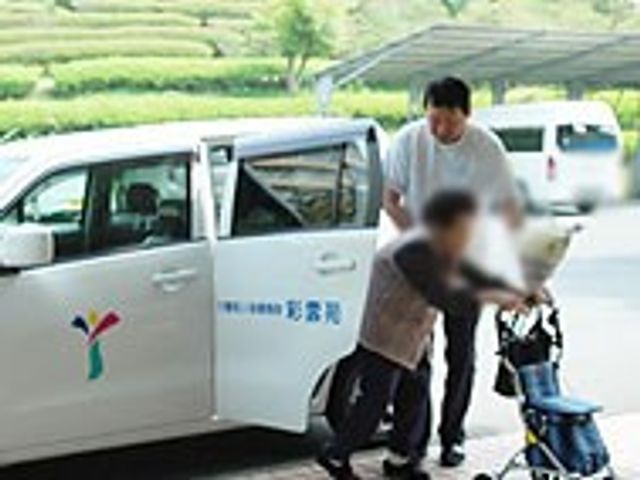 サポートするスタッフと利用者のエントランス エントランス 利用者が快適に移動できるよう、スタッフが丁寧にサポートしています。