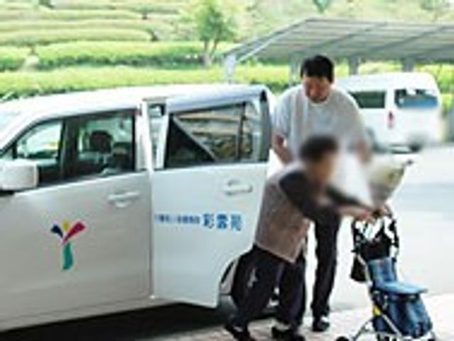 サポートするスタッフと利用者のエントランス エントランス 利用者が快適に移動できるよう、スタッフが丁寧にサポートしています。