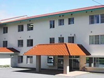 瓦屋根の建物外観